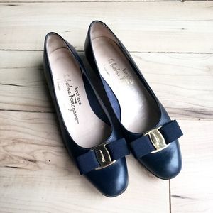 Salvatore Ferragamo Vara navy pump
